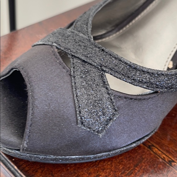 KELLY & KATIE BLK FABRIC DRESS PUMP - Picture 2 of 6
